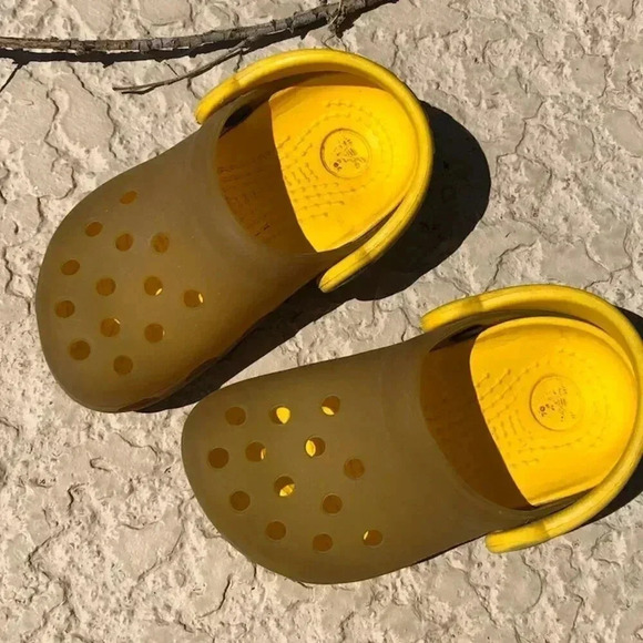 Toddler Crocs Change Hues in Sunlight - Picture 2 of 6
